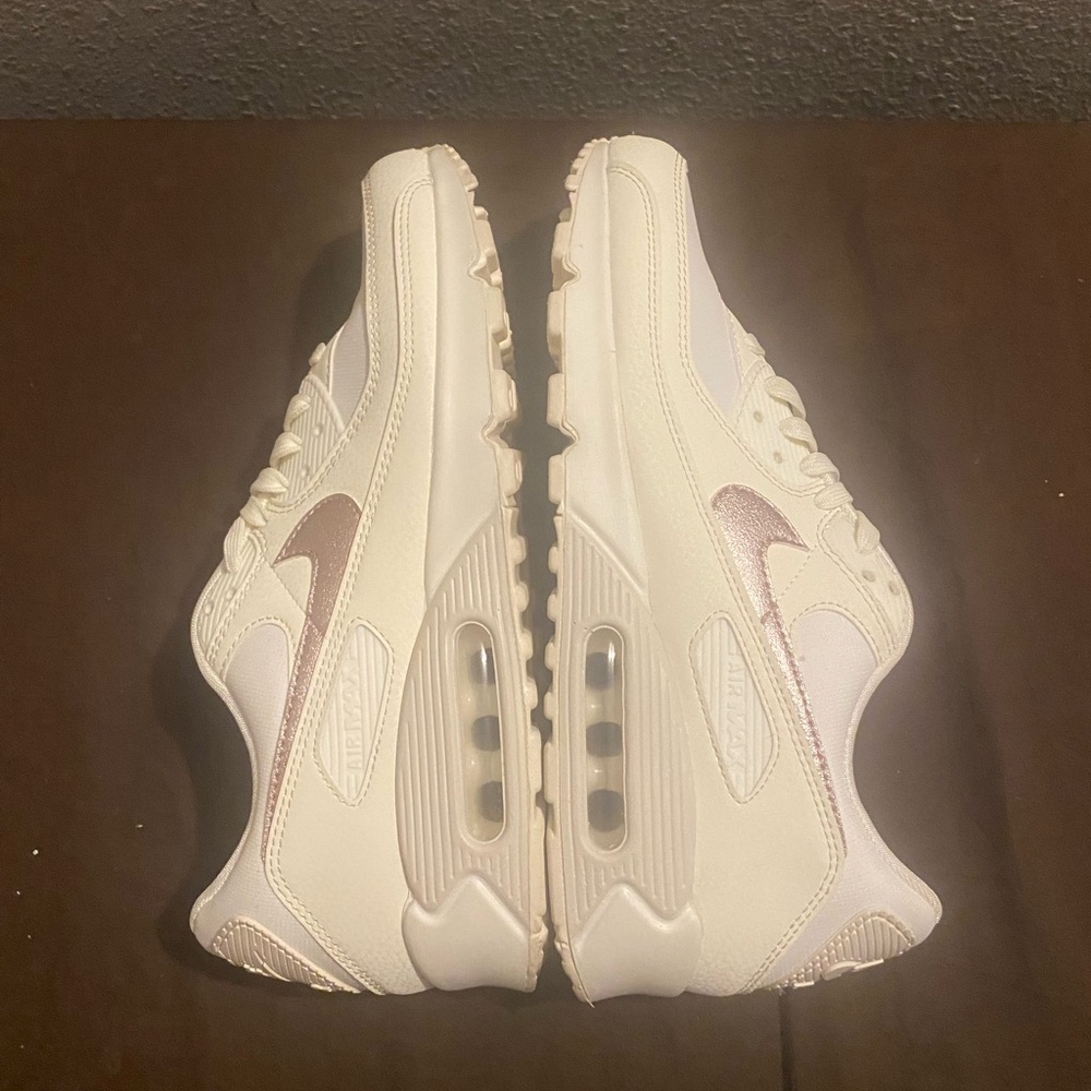 Air Max 90 Sail Pink Oxford fits men size 10.5 New and Authentic